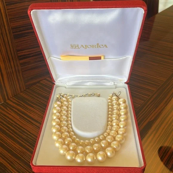 Elegant Three tier Majorica Pearl Necklace - Picture 3 of 7